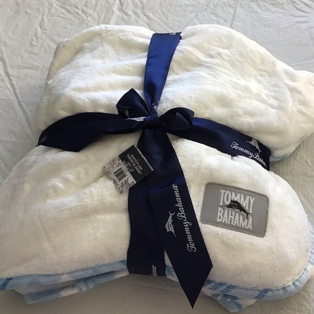 Tommy Bahama Luxurious White and Blue Blanket
